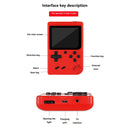 Um console de jogo pequeno portátil vermelho retrô clássico para crianças com centenas de carregamento de jogo pode ser conectado à TV