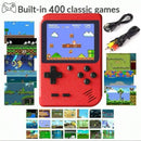 Um console de jogo pequeno portátil vermelho retrô clássico para crianças com centenas de carregamento de jogo pode ser conectado à TV