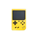 Um console de jogo pequeno portátil vermelho retrô clássico para crianças com centenas de carregamento de jogo pode ser conectado à TV