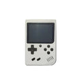 Um console de jogo pequeno portátil vermelho retrô clássico para crianças com centenas de carregamento de jogo pode ser conectado à TV