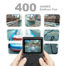 Um console de jogos pequeno portátil vermelho retrô clássico para crianças com carregamento de 400 jogos pode ser conectado à TV