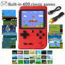 Um console de jogos pequeno portátil vermelho retrô clássico para crianças com carregamento de 400 jogos pode ser conectado à TV